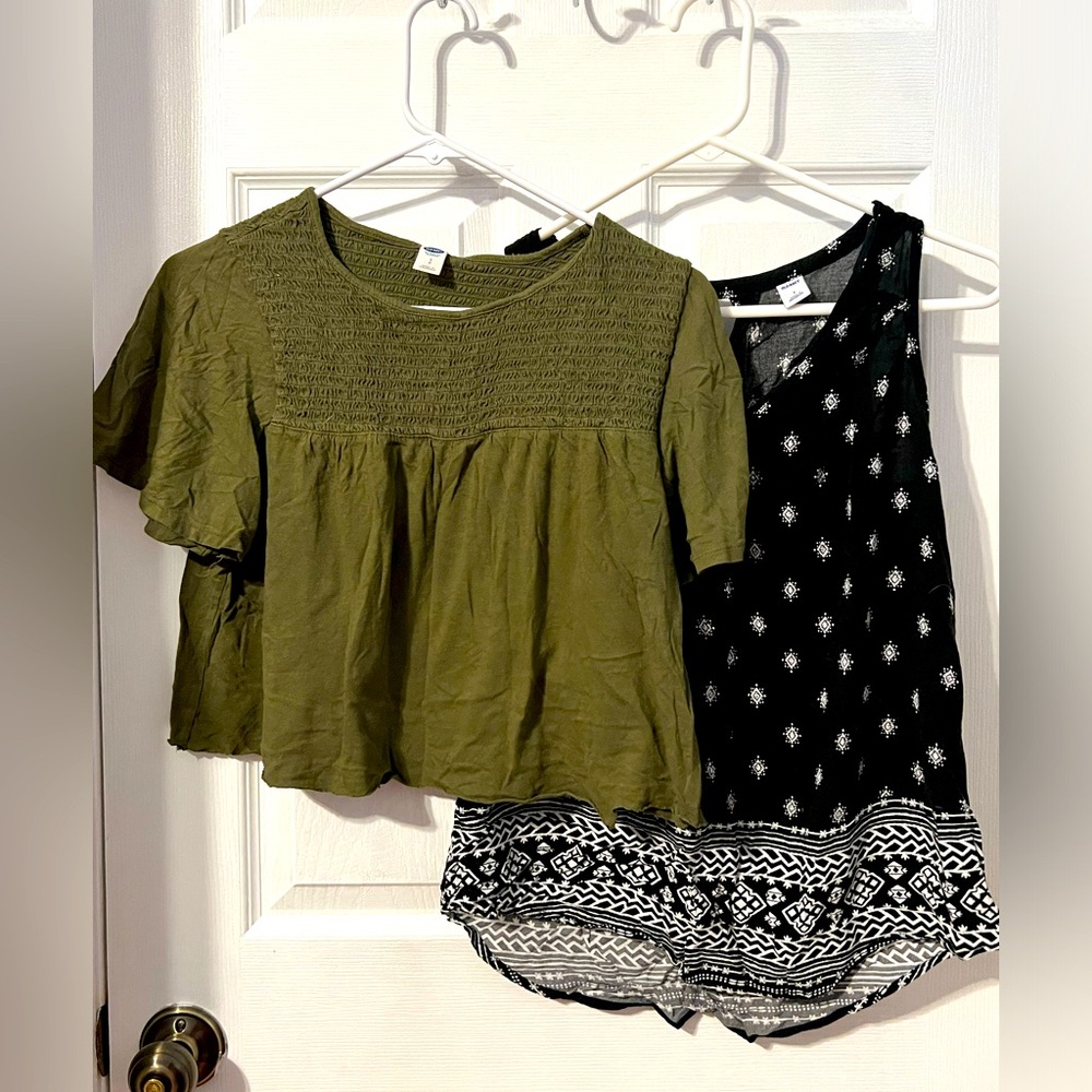 Two Old Navy ladies small tops crop top and tank top